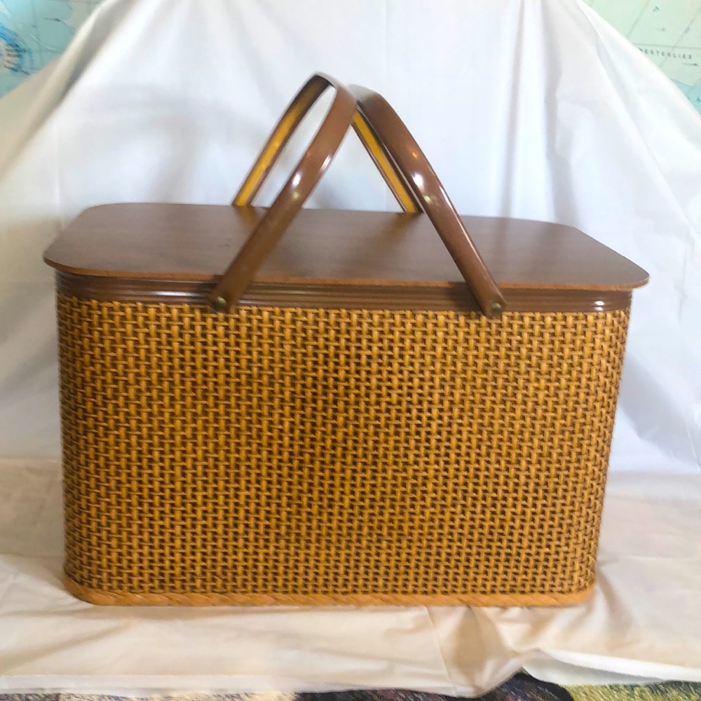 Picnic basket large woven straw with metal handles circa 1970 very sturdy Amish